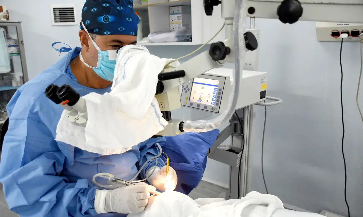 Pacientes sendo submetido à cirurgia de catarata -  (crédito: Tony Winston/Agência Saúde-DF)