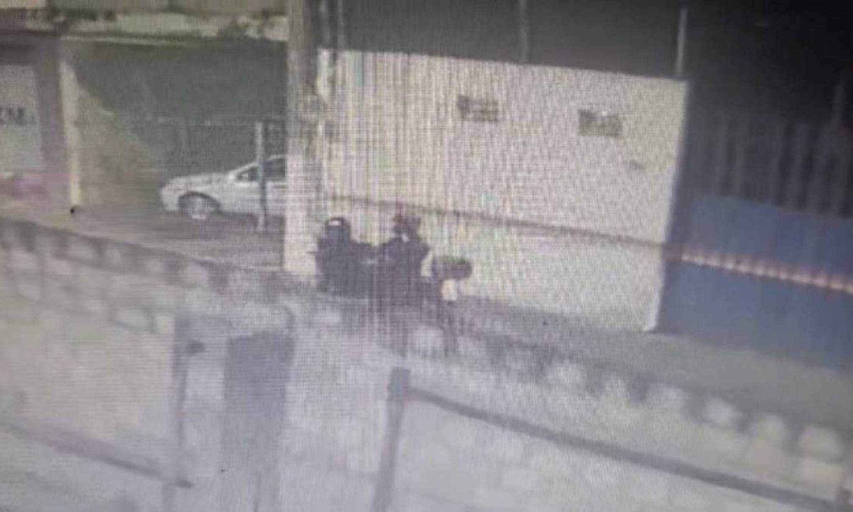 Imagens de câmeras de segurança de uma igreja flagraram crime no bairro Novo Progresso, em Contagem -  (crédito: Divulgação)