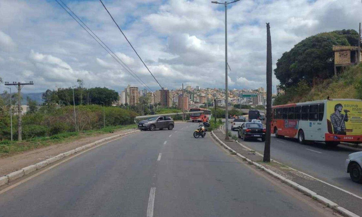 Dinâmica do acidente não foi informada, mas a suspeita é que o motorista tenha perdido o controle da direção do carro -  (crédito: Transcon / Divulgação)