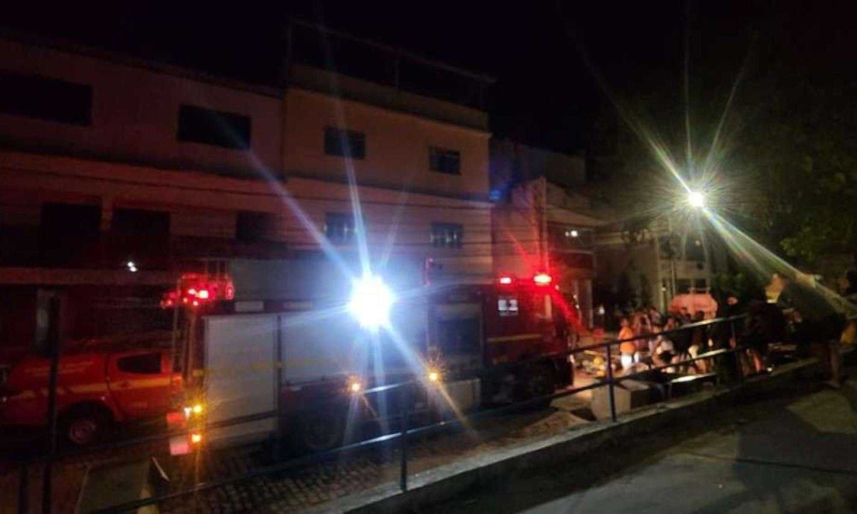 Incêndio atingiu subsolo e térreo de prédio de quatro andares em Mar de Espanha -  (crédito: CBMMG)