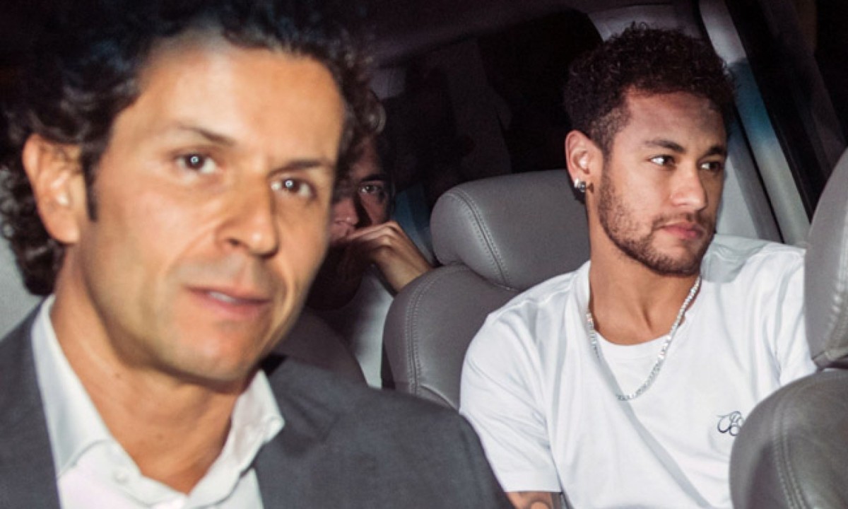  Brazilian superstar Neymar (R), is pictured next to his doctor Rodrigo Lasmar (L), upon his arrival in Belo Horizonte, Minas Gerais state, Brazil on March 2, 2018 ahead of an operation on his fractured foot.  Brazilian superstar Neymar arrived in Belo Horizonte later Friday for surgery to mend a broken bone in his right foot, while an anxious footballing nation wondered if its World Cup build-up will also need urgent care. / AFP / NELSON ALMEIDA.
     -  (crédito:  AFP)