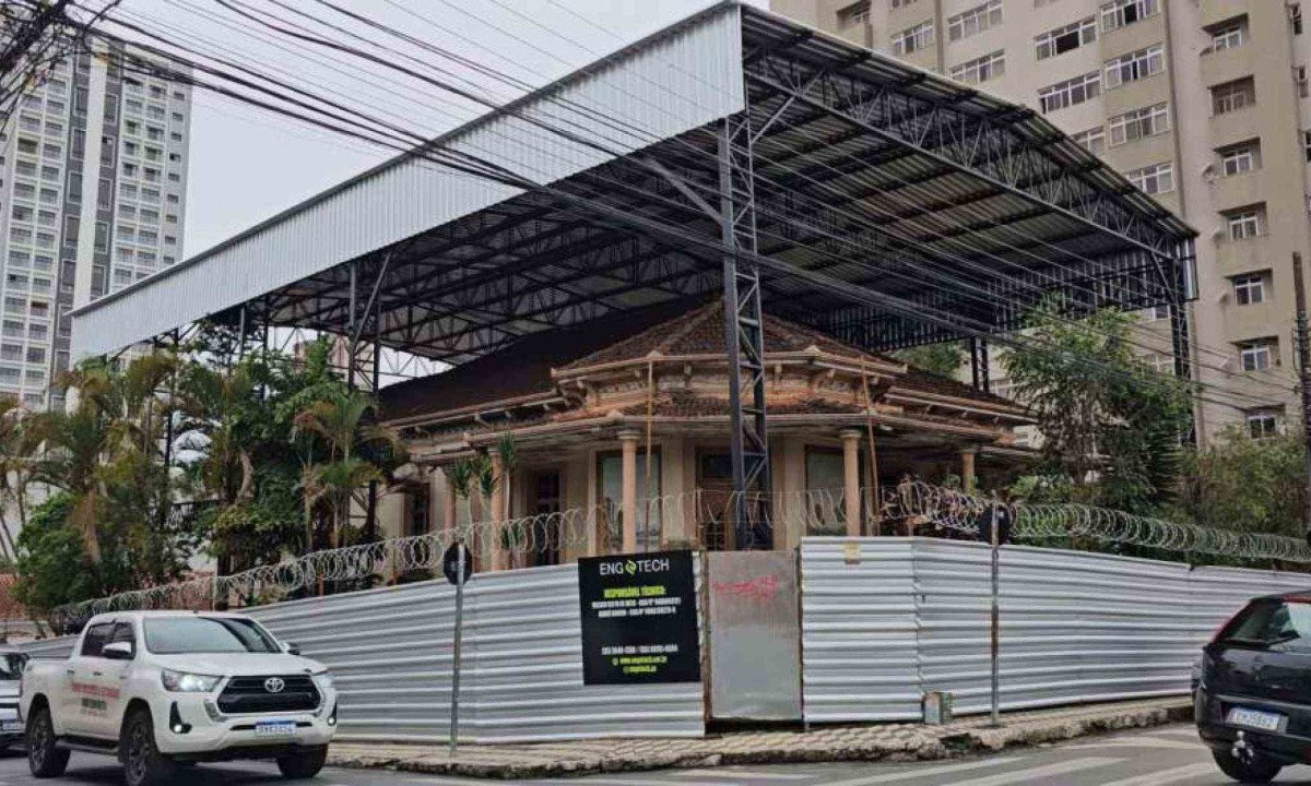 Reforma do telhado da Casa dos Junqueira, contratada pela prefeitura, &eacute; alvo de investiga&ccedil;&atilde;o do MPMG -  (crédito: Iago Almeida/ Terra do Mandu)
