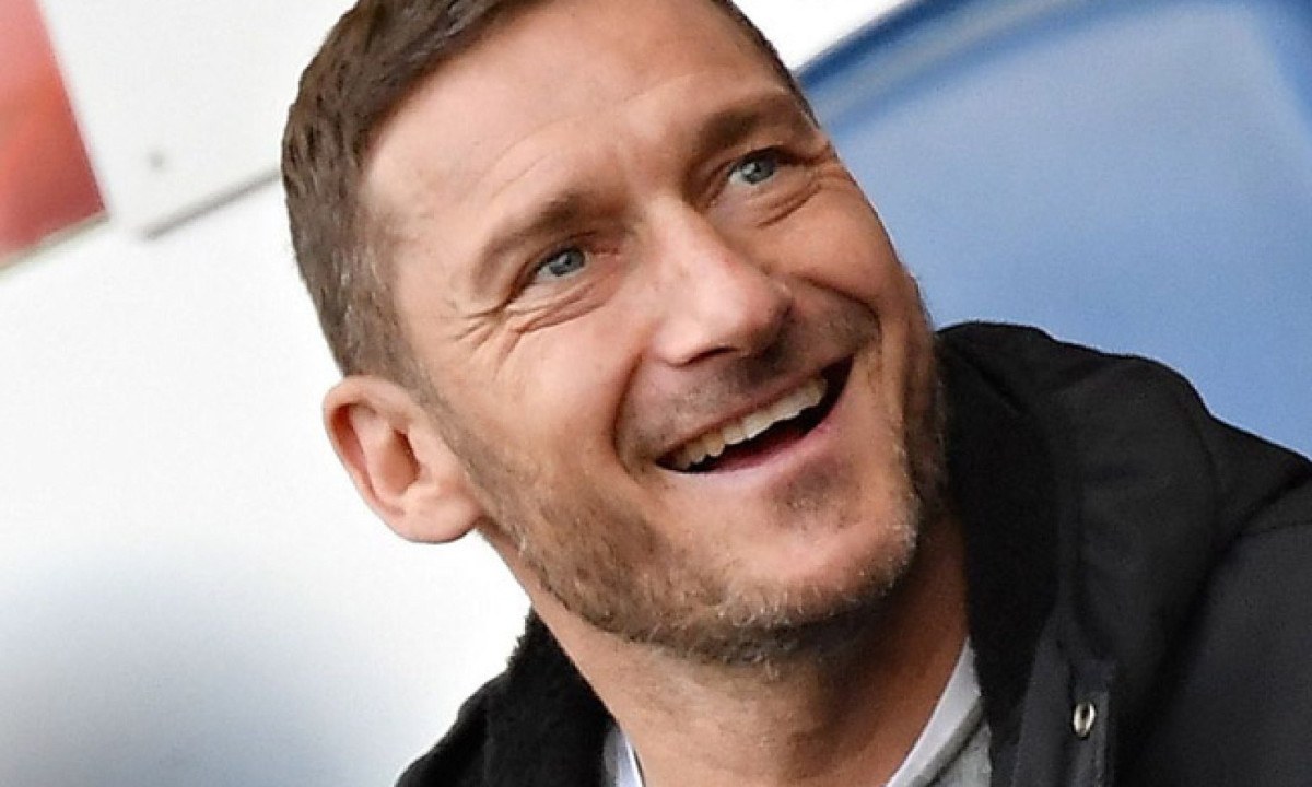  Member of Maneskin rock band and Roma's supporter Damiano David (bottom) looks on next to AS Roma's Italian former player Francesco Totti (up) before the Italian Serie A football match between AS Roma and Genoa at The Stadio Olimpico in Rome, on February 5, 2022. (Photo by Tiziana FABI / AFP).
     -  (crédito:  AFP)