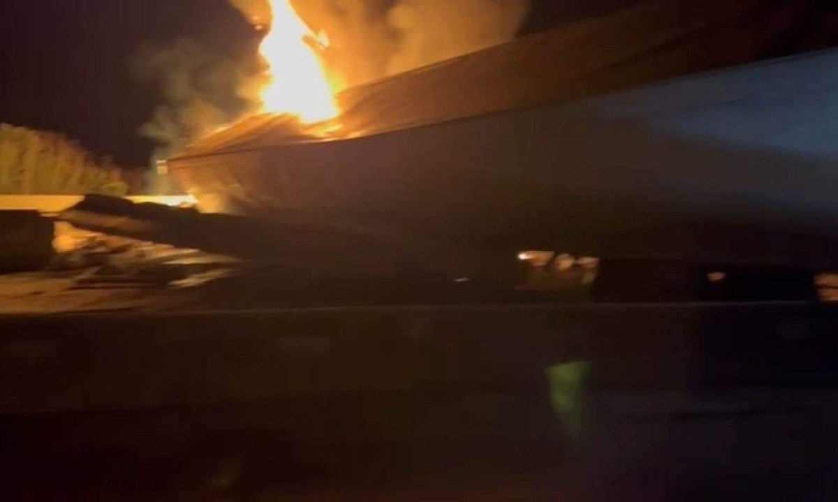Fernão Dias está fechada em Cambuí, no Sul de Minas, devido a acidente seguido de incêndio -  (crédito: Redes Sociais)