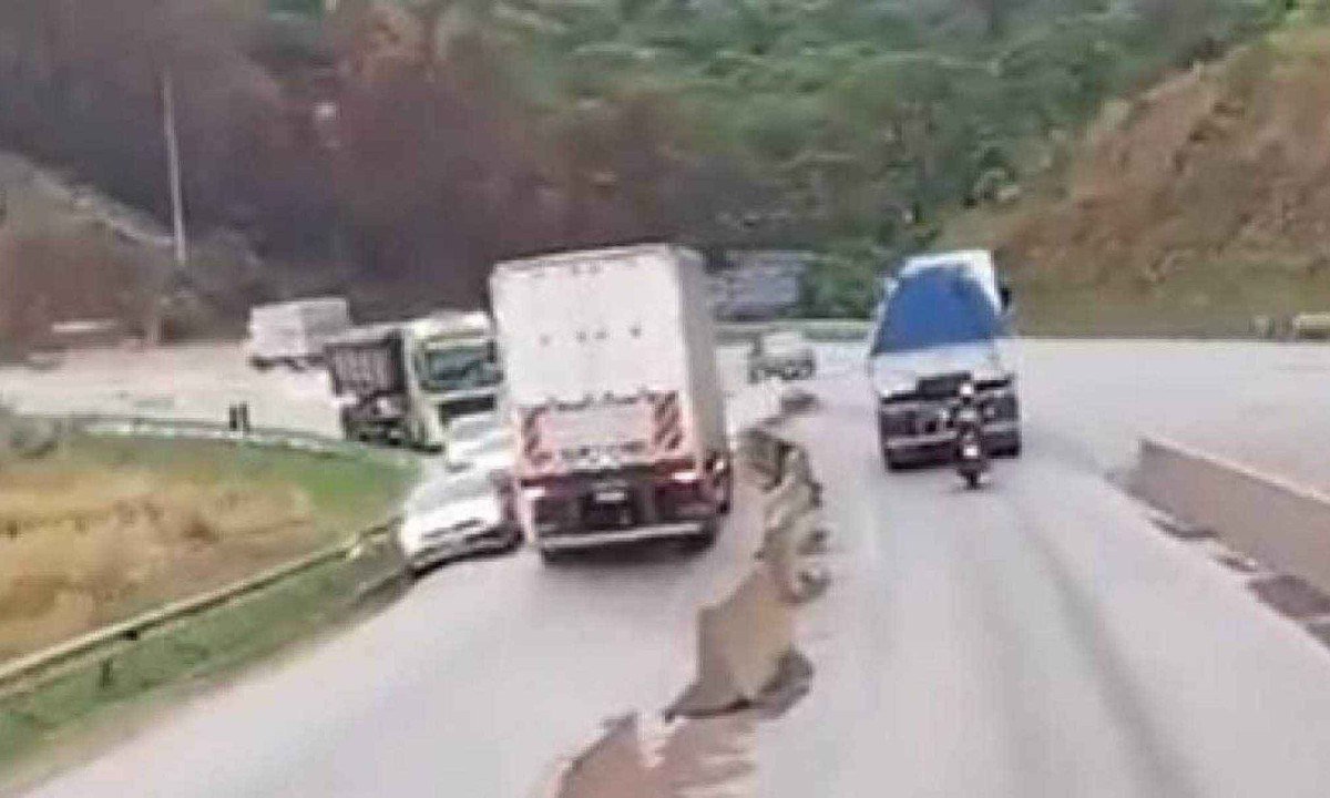 Carreta foi flagrada andando pela contramão da rodovia BR-381, no trevo de Caeté, na Grande BH -  (crédito: Redes Sociais)