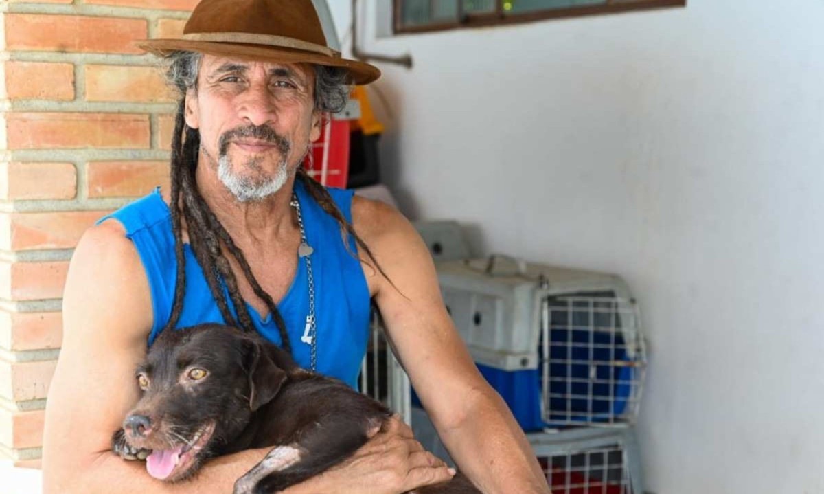 A cachorrinha tem o nome de Mel e ficou com a pata partida depois do ataque do Jacaré da lagoa -  (crédito: Leandro Couri/EM/D.A Press)