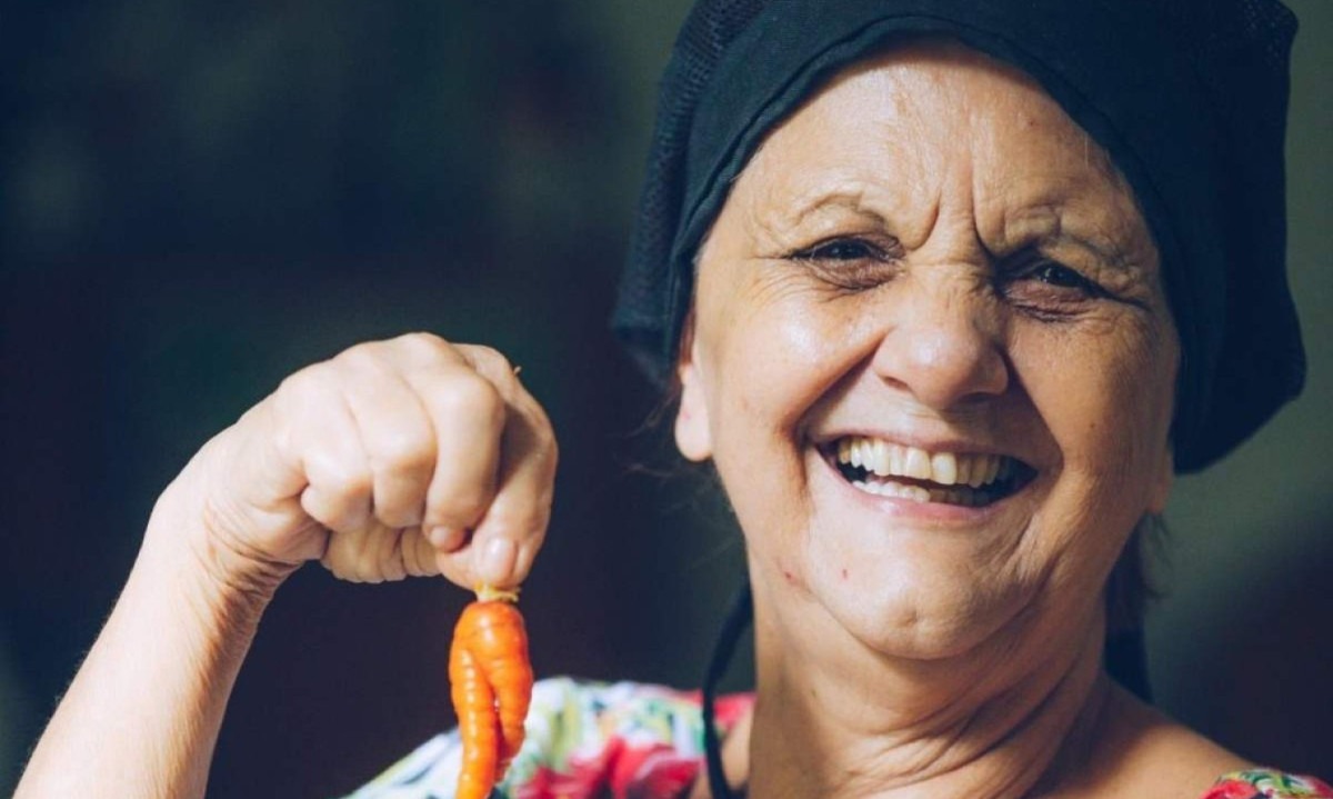 A cozinheira Beth Coutinho, de 73 anos, diz que se impressiona com o modo natural como sua trajetória profissional se desenvolveu
 -  (crédito: Beth Freitas/divulgação)