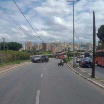 Carro derruba poste e interdita trânsito em Contagem; veja o vídeo - Transcon / Divulgação