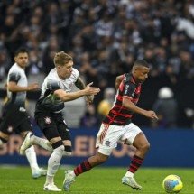 De La Cruz contra o Corinthians -  (crédito: Foto: Marcelo Cortes/Flamengo)