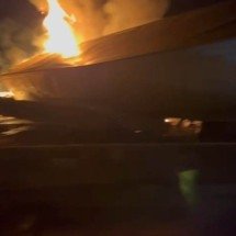 BR é fechada por mais um incêndio de carreta, que bateu no canteiro central - Redes Sociais