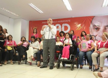 Fuad (PSD) se reuniu com lideranças femininas da capital nesta terça-feria (22/10) -  (crédito: Júnia Garrido/Campanha Fuad Noman)