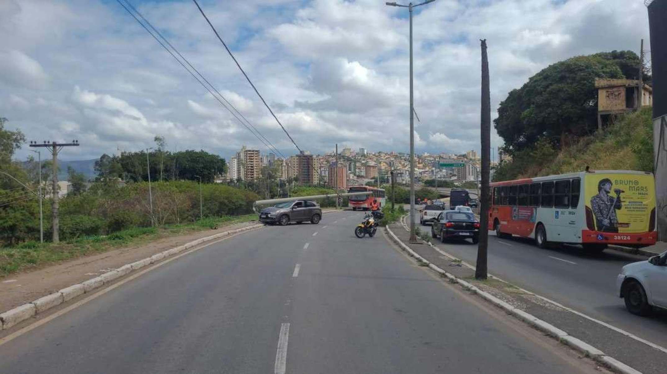 Carro derruba poste e interdita trânsito em Contagem; veja o vídeo