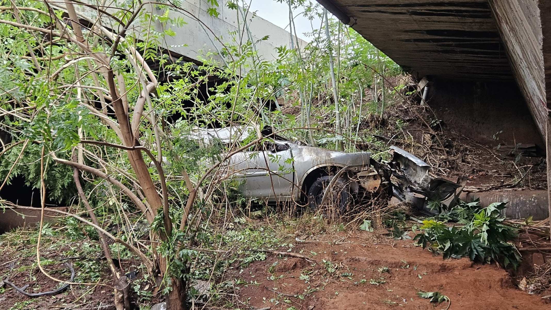 Carro cai de ponte e marcas indicam voo de quase 50 metros sobre o rio