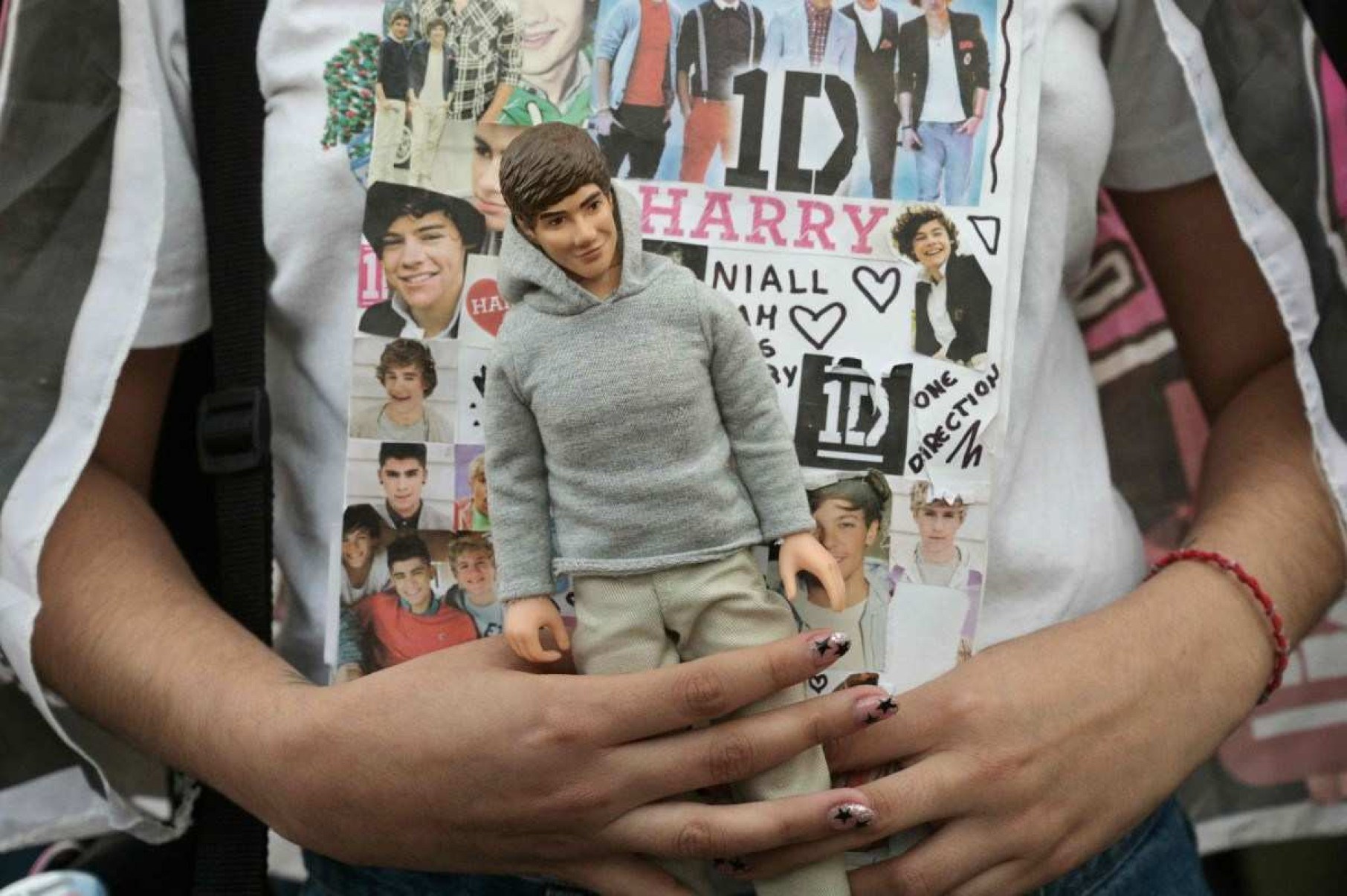 Fãs levaram bonecos de Liam Payne, ex-cantor da boy band One Direction, a manifestações de luto realizadas na Argentina, México, Espanha, França e Inglaterra, entre outros países Fã segura boneco do cantor Liam Payne