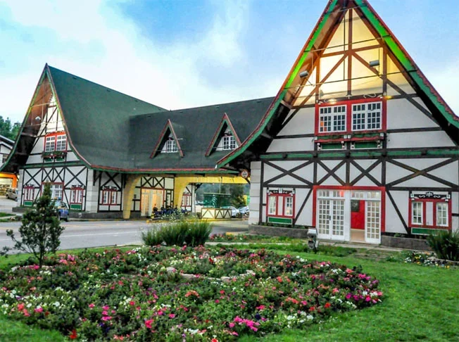 Campos do Jord&atilde;o (SP) - Situado a 40 km de Taubat&eacute;, foi fundado em 1874 e tem 52 mil habitantes.  Fica a 1.628 m de altitude e o clima frio &eacute; um atrativo para visitantes. Tanto pela temperatura como pela arquitetura, &eacute; conhecido como a "Su&iacute;&ccedil;a Brasileira".