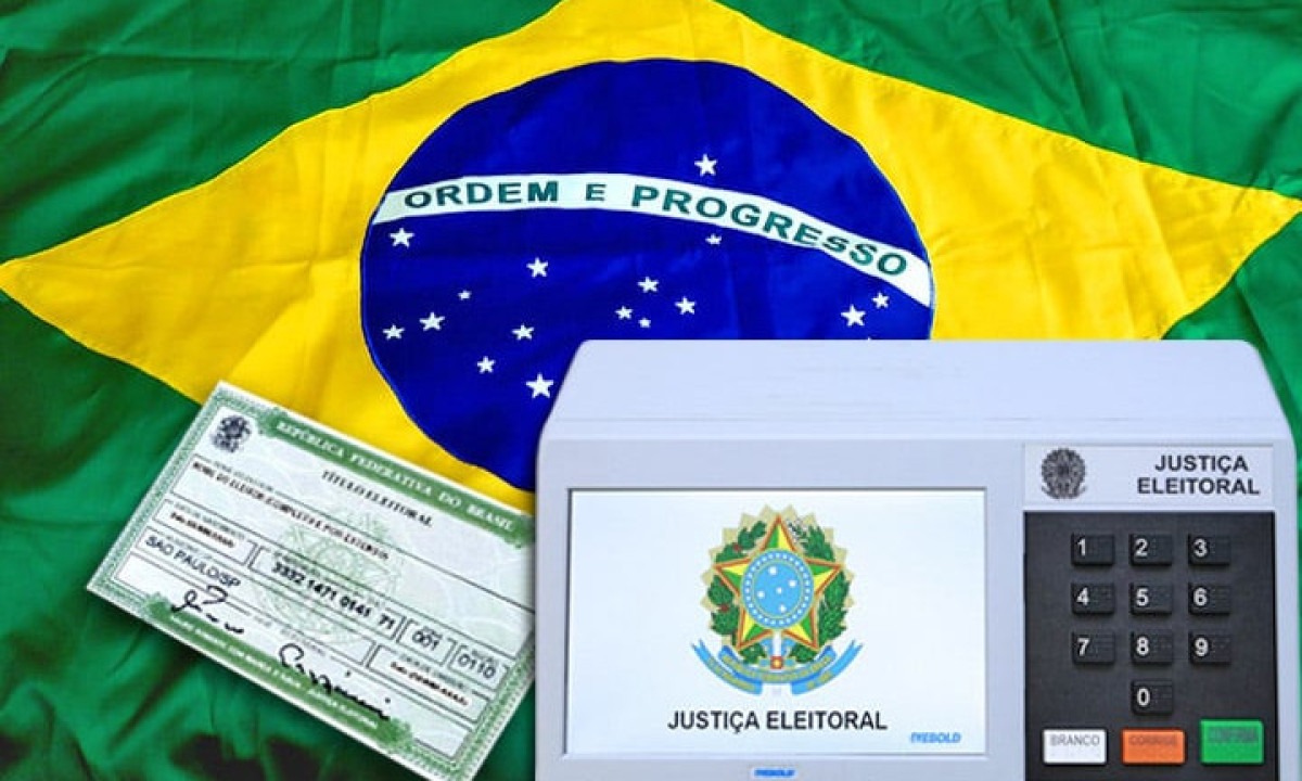 Urna eletr&ocirc;nica e o t&iacute;tulo de eleitor: PL saiu em vantagem sobre o PT no pleito de 2024 -  (crédito: Diogo Botelho - FlickrDom&iacute;nio P&uacute;blico - Wikip&eacute;dia CommonsTSE - Flick)