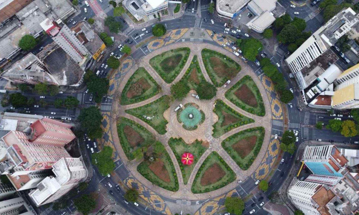  Praça Raul Soares, a ‘Raulzona’,  recebe pela terceira vez a galeria a céu aberto 
     -  (crédito: Leandro Couri/EM/D.A.Press.Brasil.MG.Belo Horizonte. )