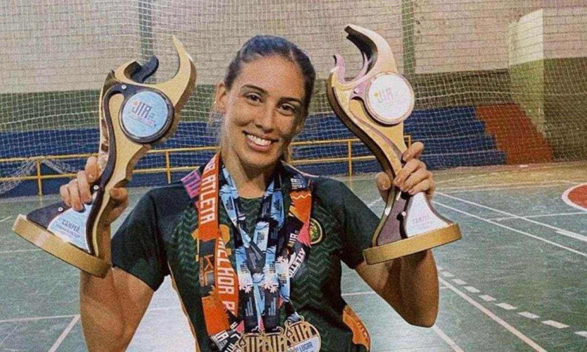 Dra Luiza Perdigão com suas medalhas e trofeus conquistados durante o período da Faculdade -  (crédito: Arquivo Pessoal)