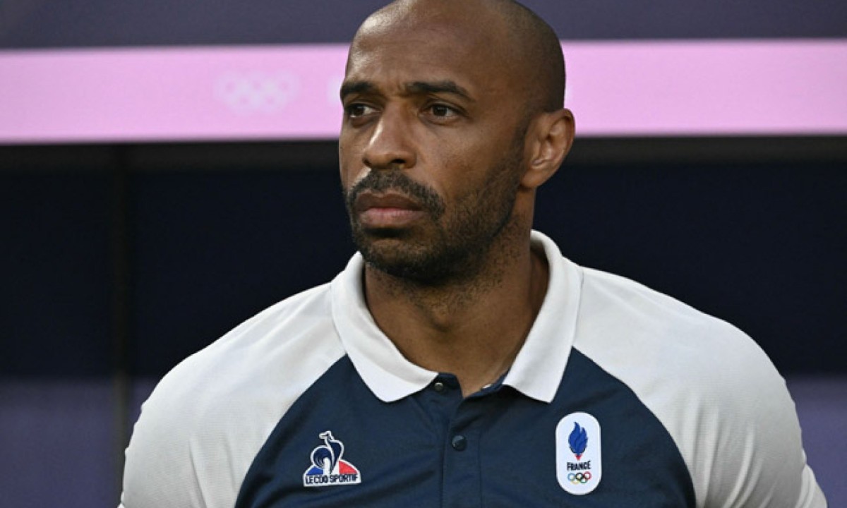  (FILES) France's coach Thierry Henry is seen before the men's quarter-final football match between France and Argentina during the Paris 2024 Olympic Games at the Bordeaux Stadium in Bordeaux on August 2, 2024. Thierry Henry has decided to step down as coach of the French U-21 team after reaching the final of the Paris-2024 Olympic Games, the French Football Federation announced on August 19, 2024. (Photo by Philippe LOPEZ / AFP)
     -  (crédito:  AFP)