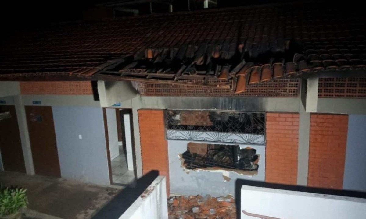 Incêndio em escola estadual no Vale do Jequitinhonha  -  (crédito: Divulgação/CBMMG)