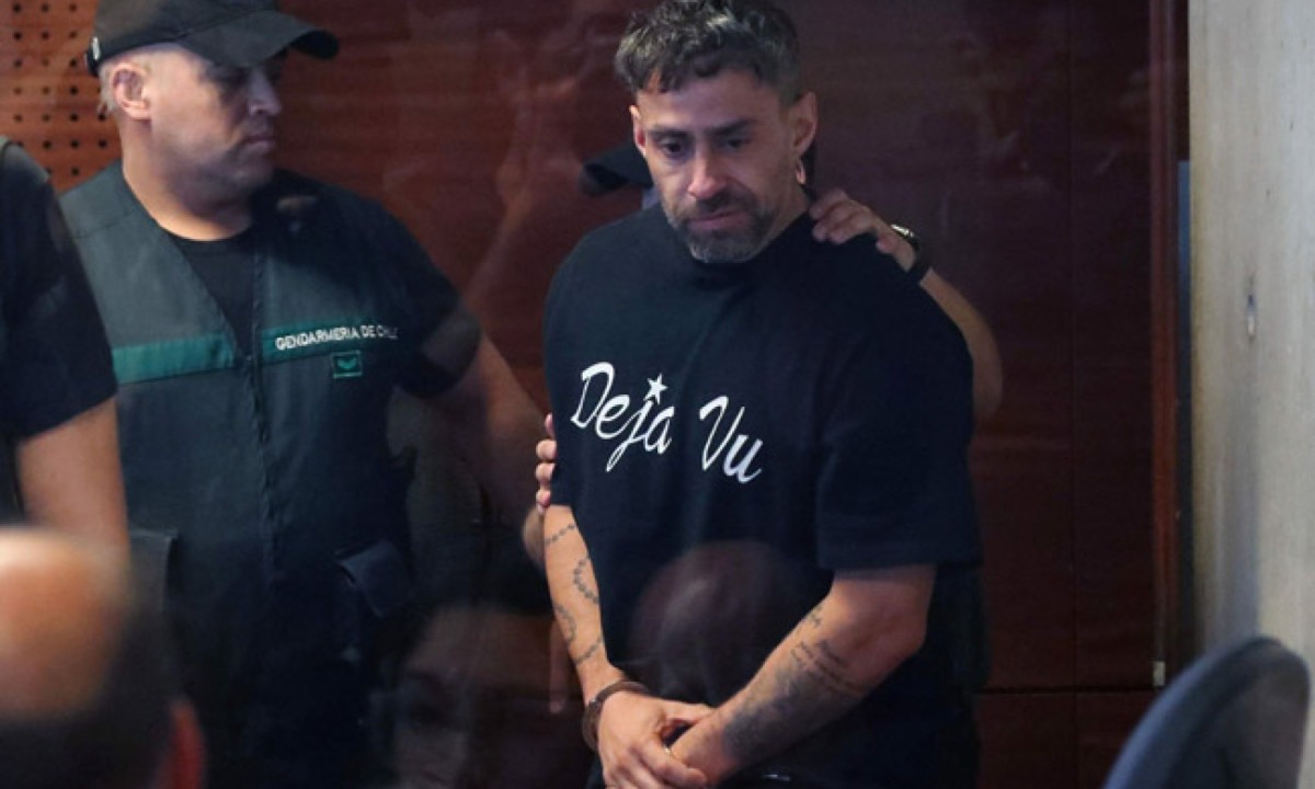  In this photo released by Aton Chile, former Chilean footballer Jorge Valdivia, idol of Brazilian club Palmeiras and Chile's Colo Colo is guarded by police officers after being arrested after a rape complaint was filed against him, in Santiago on October 22, 2024. Former Chilean international footballer Jorge Valdivia, who was placed in preventive detention on October 22, 2024, after a rape complaint was filed against him, faces a second charge for the same offence, prosecutors said on October 23. (Photo by Jonnathan OYARZUN / ATON CHILE / AFP) / Chile OUT / RESTRICTED TO EDITORIAL USE
     -  (crédito:  AFP)