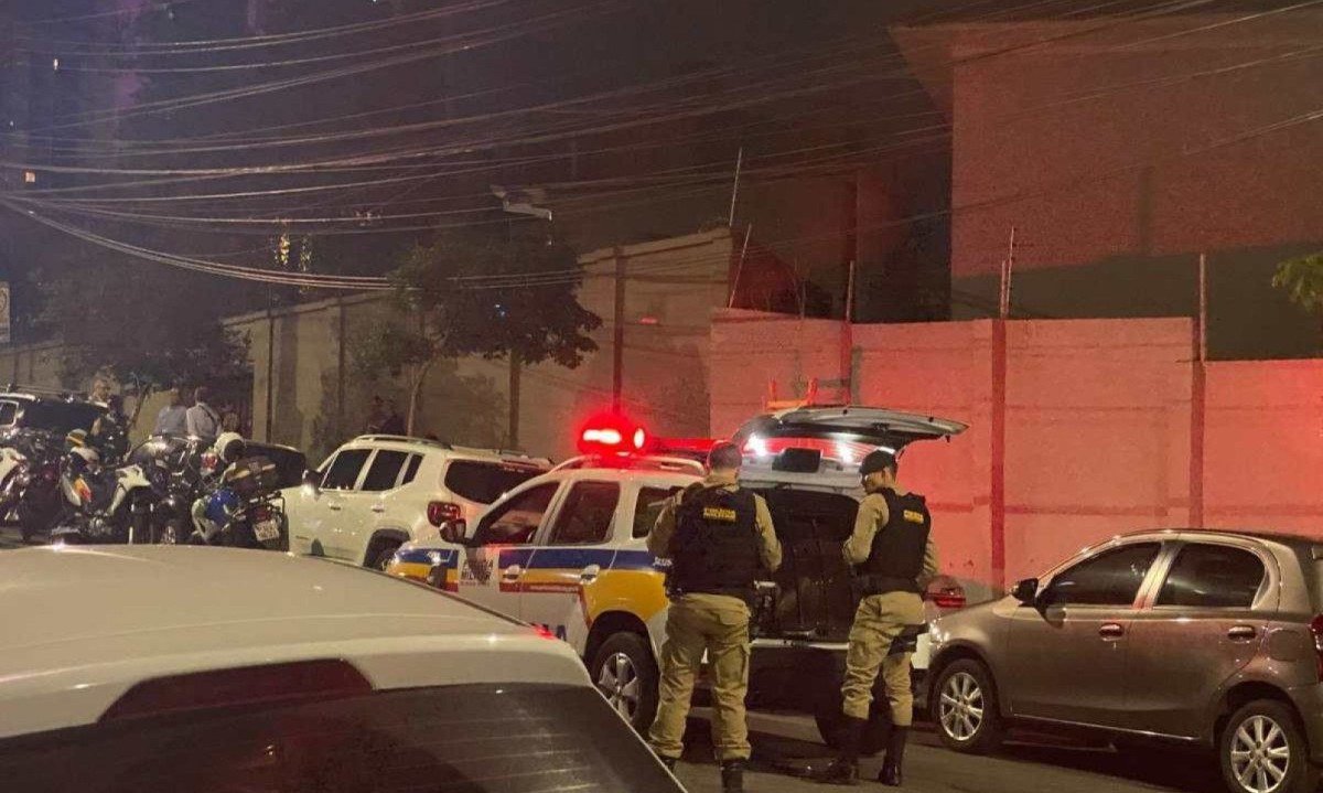 Suspeitos foram detidos por policiais após arrombamento de veículo no Funcionários, em BH. Um deles foi baleado -  (crédito: Clara Mariz/EM/ D.A. Press)