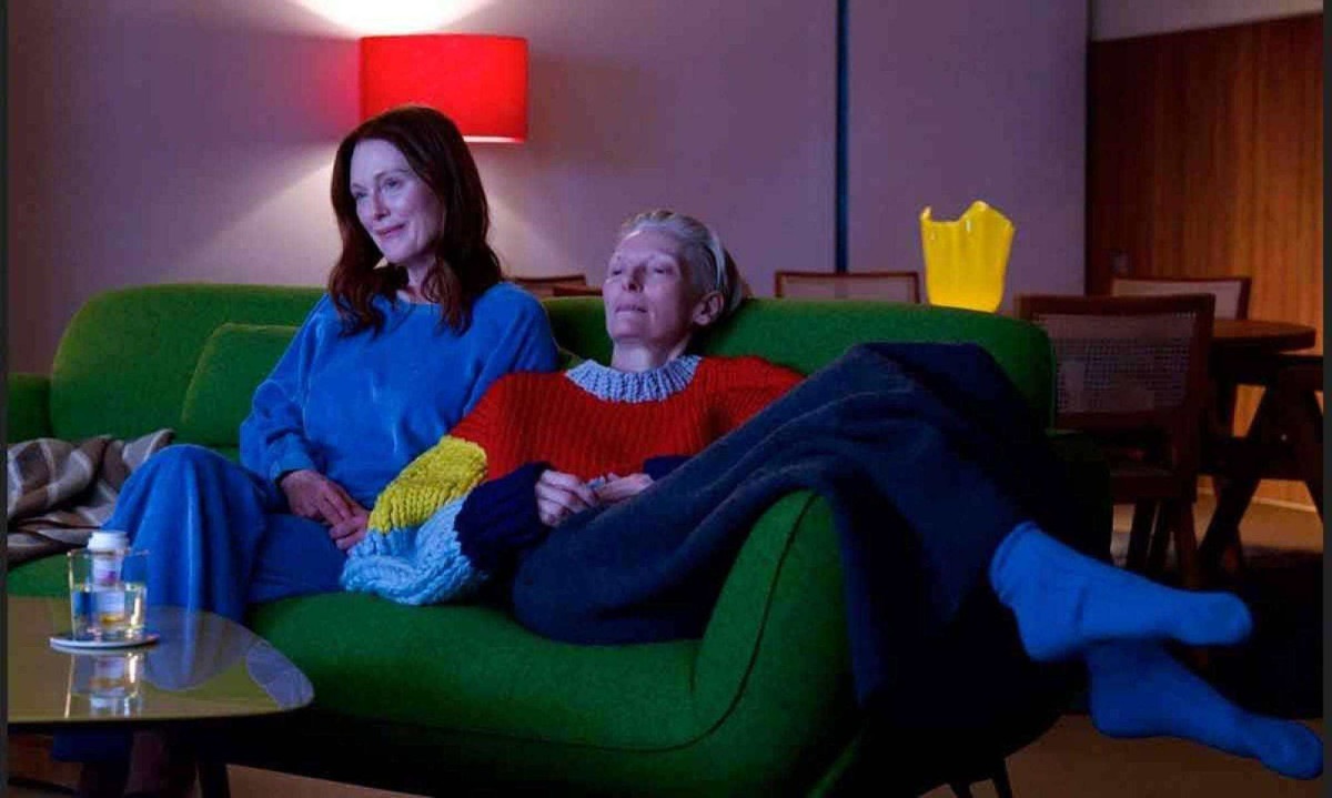 Primeiro longa-metragem em inglês na carreira do diretor espanhol, "O quarto ao lado"  é estrelado por  Julianne Moore e Tilda Swinton -  (crédito: Warner/Divulgação)