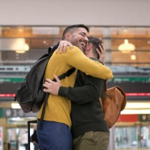 Nova Zelândia limita tempo de abraços em aeroporto; entenda - freepik 