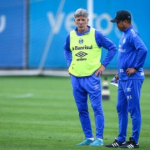 Renato Gaúcho estuda opções para preencher lacunas na lateral esquerda e no meio de campo do Grêmio - (crédito: Foto: Lucas Uebel/Grêmio FBPA) Renato Gaúcho estuda opções para preencher lacunas na lateral esquerda e no meio de campo do Grêmio - (crédito: Foto: Lucas Uebel/Grêmio FBPA)