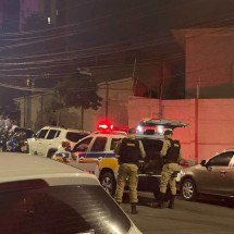 Homens são flagrados arrombando carro em BH e detidos pela polícia - Clara Mariz/EM/ D.A. Press