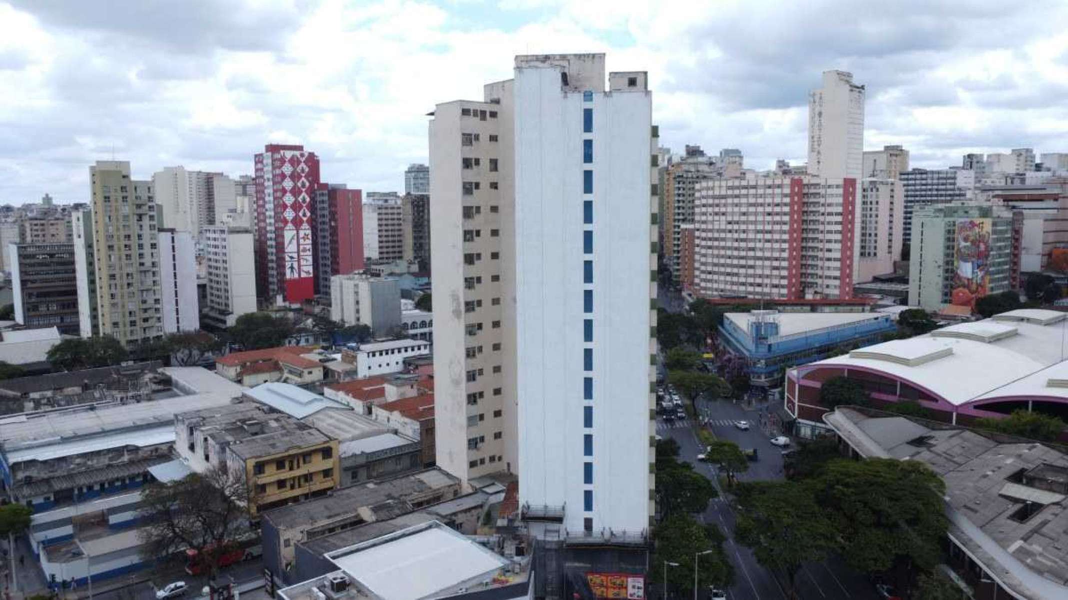 Empena do Edifício Leblon, na Avenida Amazonas, ainda como uma tela gigante em branco vai receber a arte da líder indígena Liça Pataxoop 