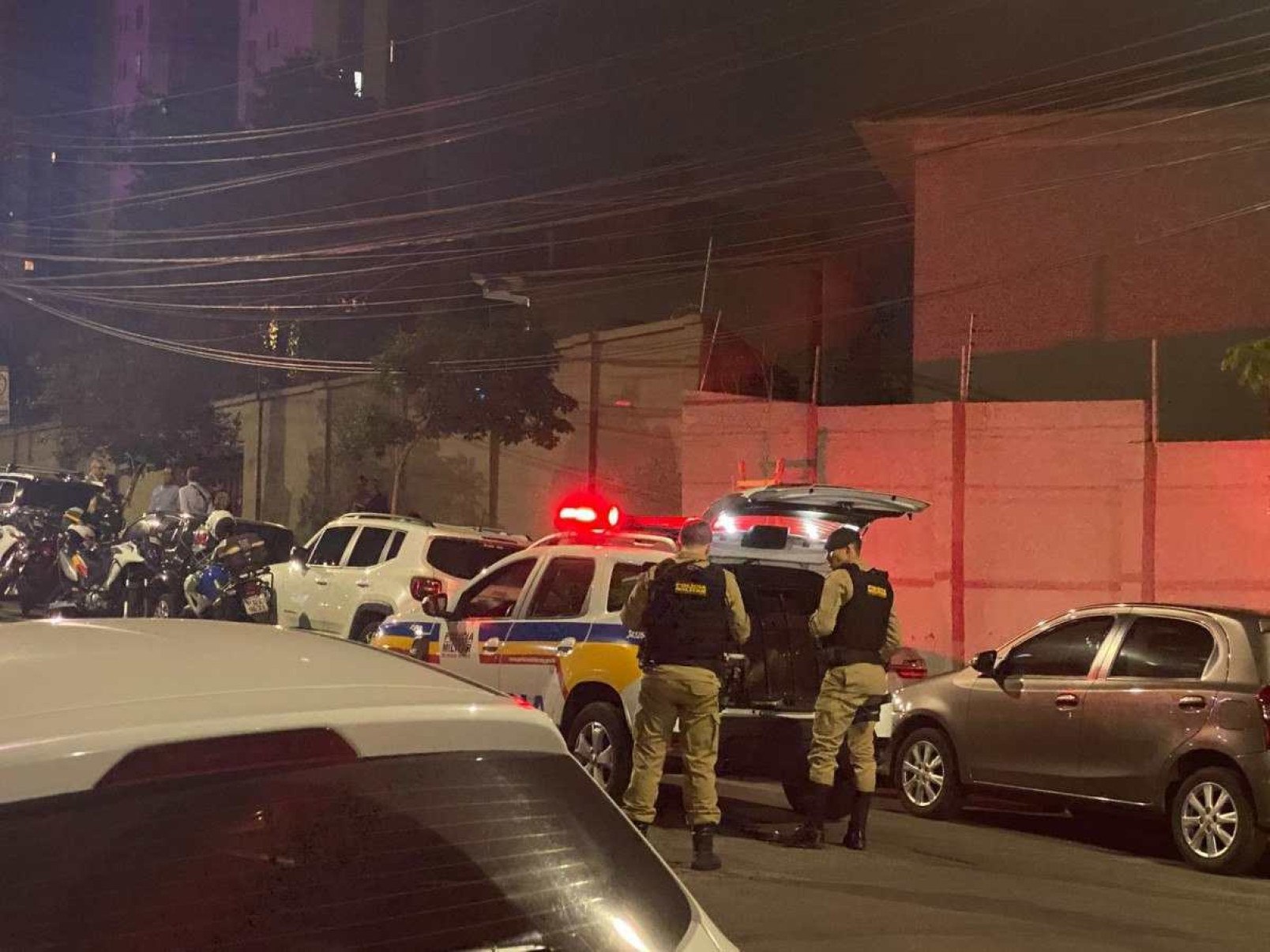 Homens são flagrados arrombando carro em BH e detidos pela polícia
