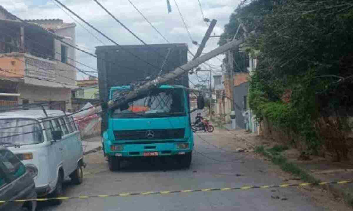 Queda de poste deixa mais de 500 imóveis sem luz em Venda Nova, em BH