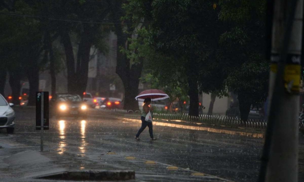 Chuva forte em Belo Horizonte veio acompanhada de caos em vários pontos da capital -  (crédito: Túlio Santos/EM/DA. Press)