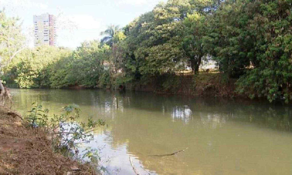 Casal saía da água do Rio Uberabinha quando foi detido -  (crédito: Reprodução/ANA)