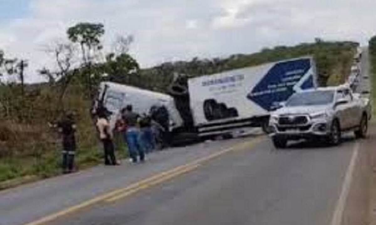 Carreta atravessou na pista e atingiu ambulância que seguia para Patos de Minas -  (crédito: Redes sociais)