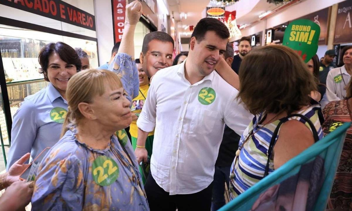 Bruno Engler e a candidata a vice, Coronel Cláudia, conversaram com lojistas e frequentadores da Galeria do Ouvidor -  (crédito: Lucas Mendes/Campanha Bruno Engler)