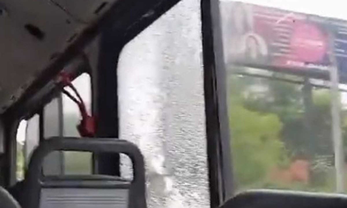 Um homem foi baleado na cebaça dentro de um ônibus na Avenida Brasil, no Rio de Janeiro -  (crédito: Reprodução/Twitter/@plantaobaixadaa)