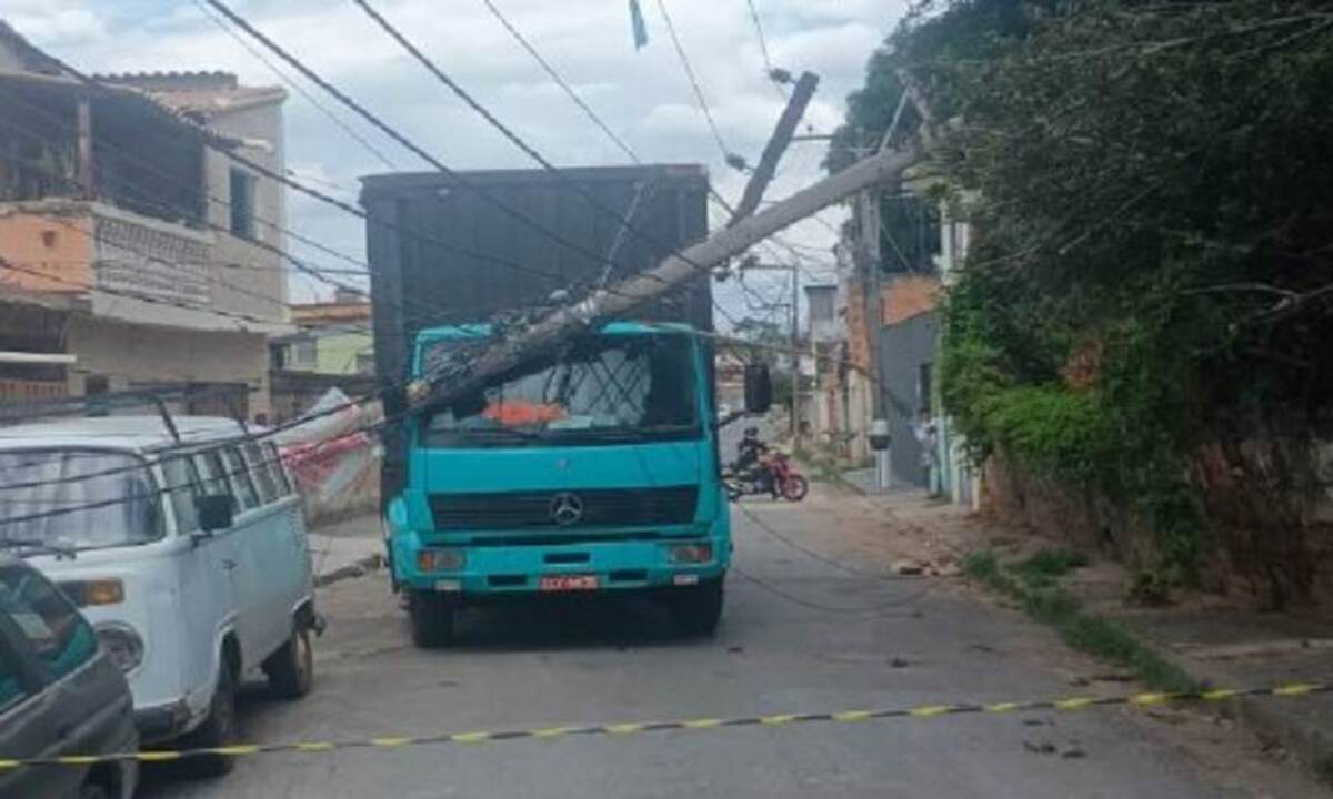 O acidente aconteceu por volta das 10h30 e deixou aproximadamente 40 residências sem energia elétrica -  (crédito: CBMMG)