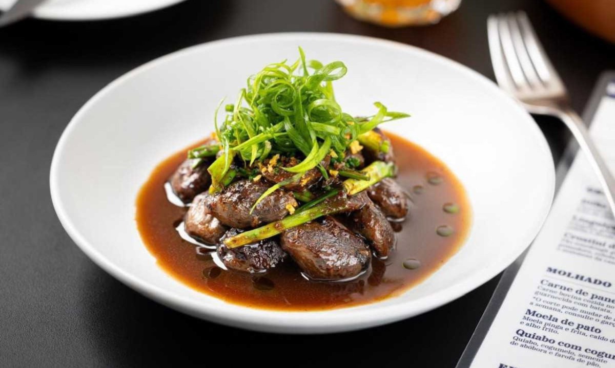 Moela de pato com caldo de carne e alho frito do Bar Padrin -  (crédito: Victor Schwaner/Divulgação)