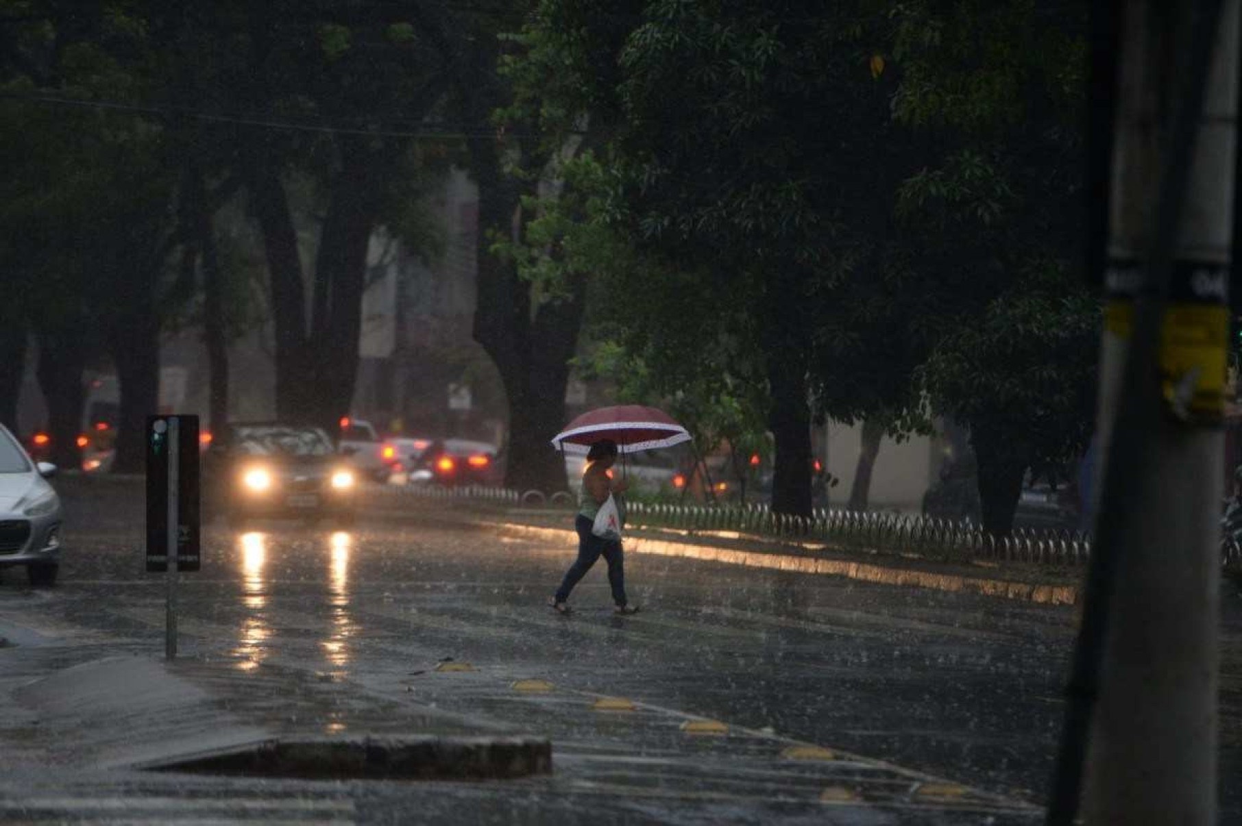 Chuva em BH deixa trânsito caótico em várias vias; veja trechos