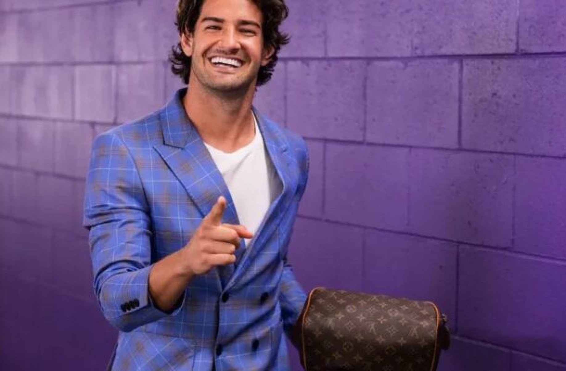 Pato presenteia filho de nove meses com réplica de carro de R$ 2 milhões