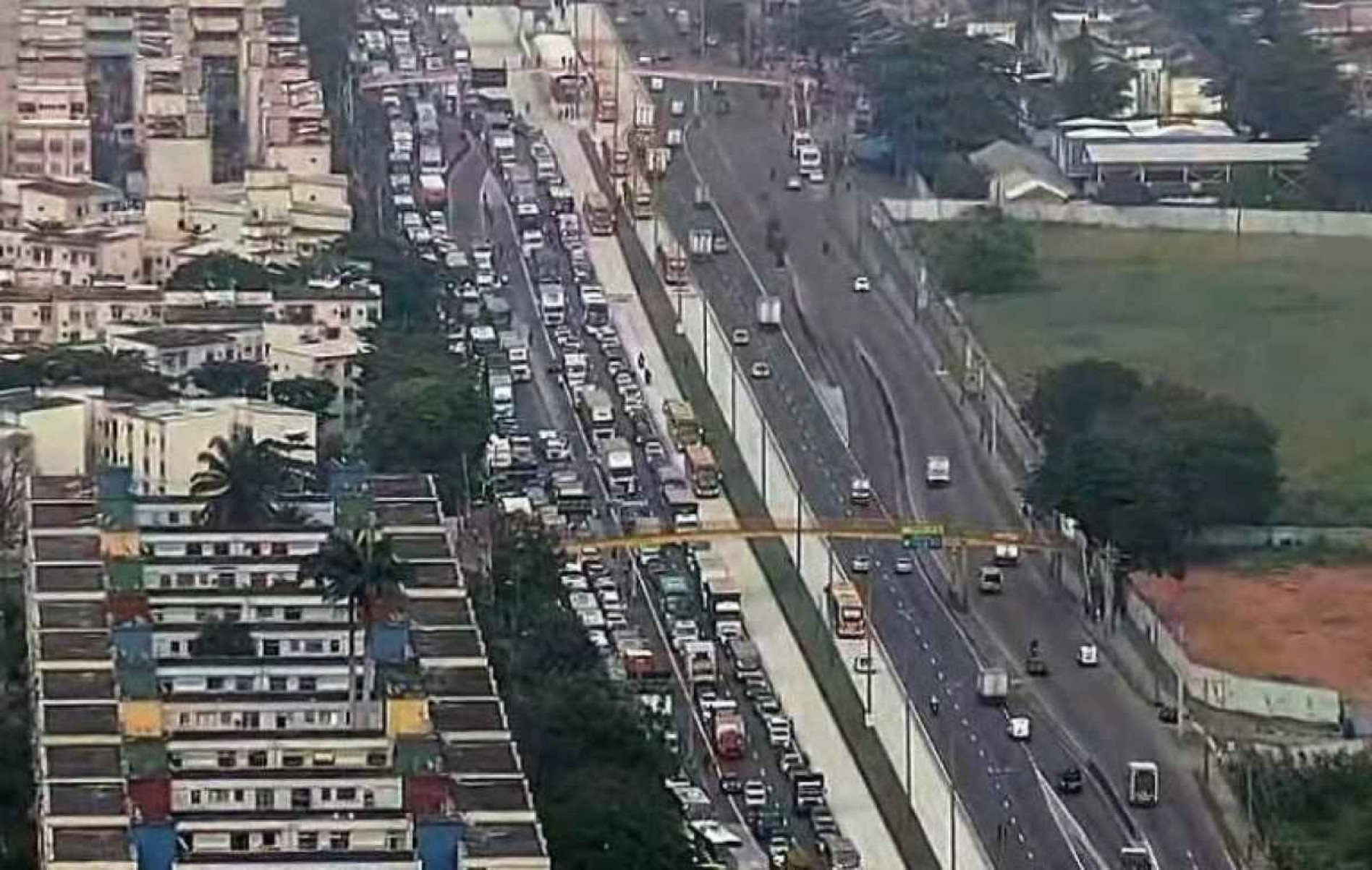 Avenida Brasil, no Rio de Janeiro, ficou fechada por cerca de duas horas na manhã desta quinta por causa de confronto entre PMs e traficantes -  (crédito: TV Globo/Reprodução)