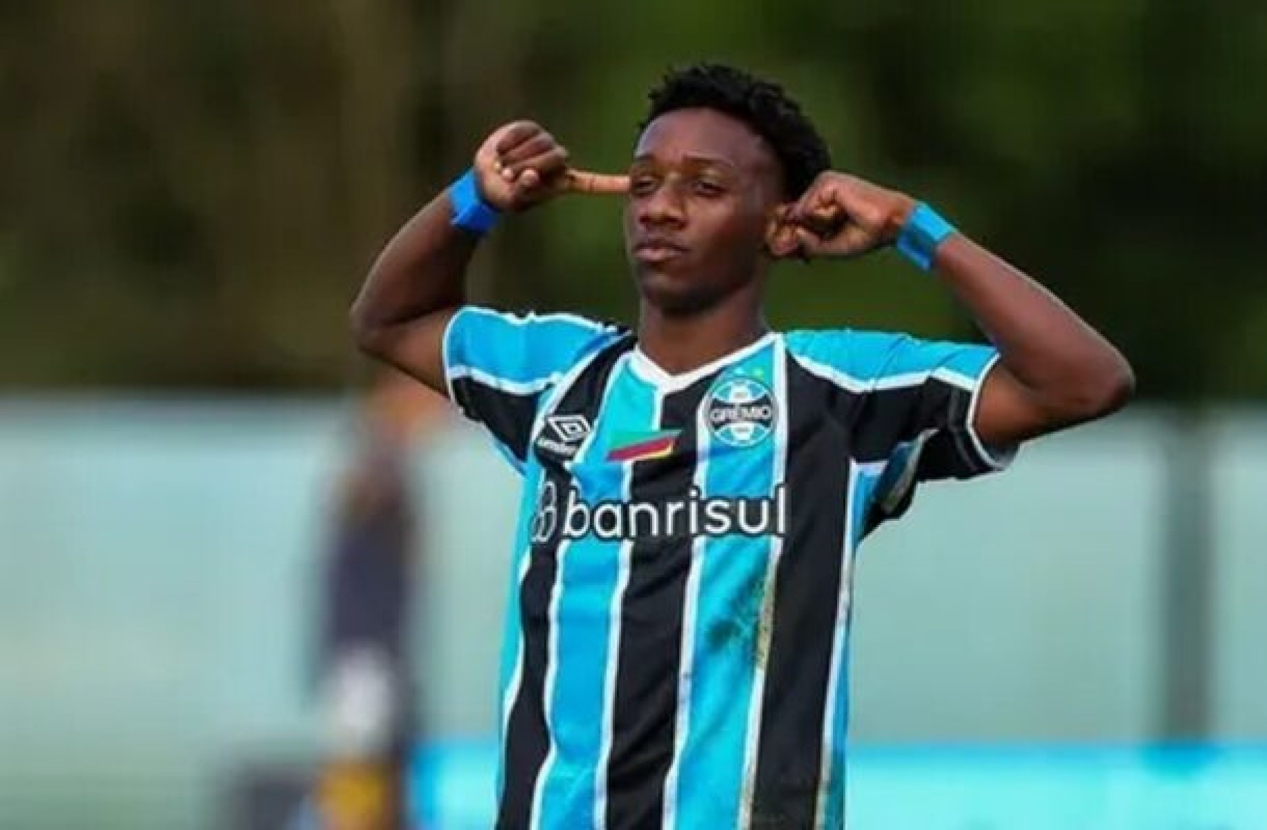 Joia da base do Grêmio, pretendido pelo Chelsea, assinará contrato profissional