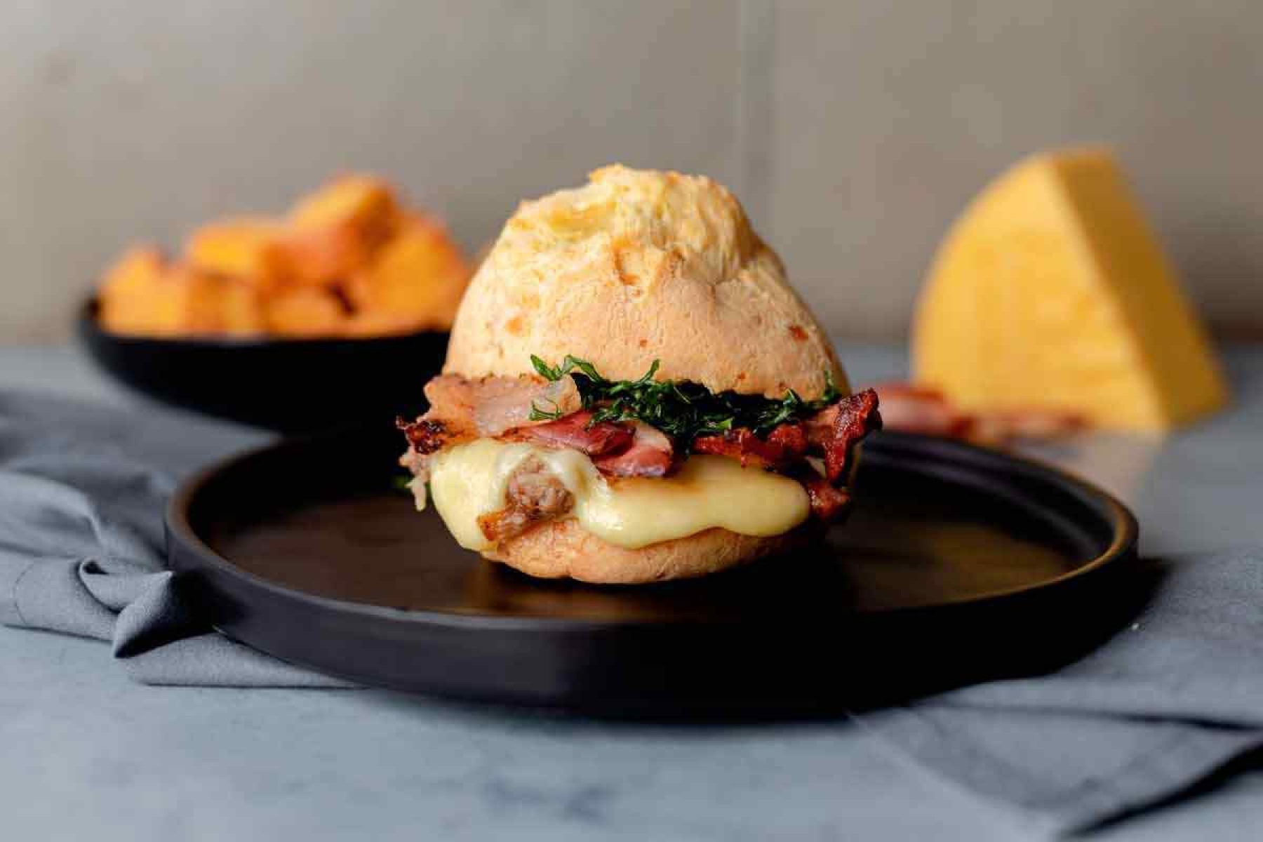 pão de queijo recheado com costelinha de porco, couve, bacon e queijo minas