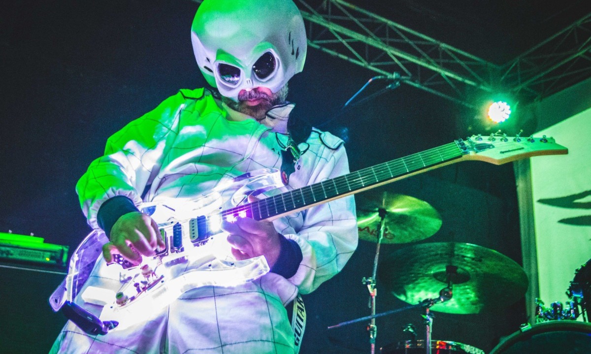 Guitarrista Beto Lefevre estreia espetáculo Alien Guitar -  (crédito: DINO)