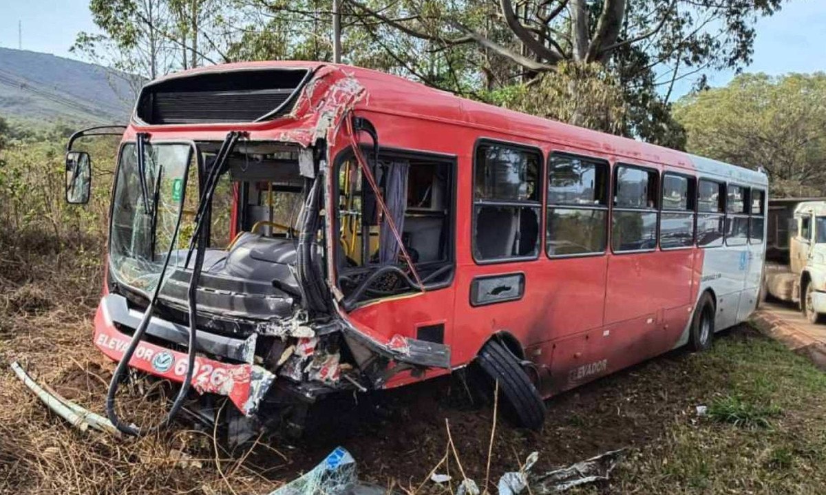 O &ocirc;nibus estava a 120 km/h no momento da colis&atilde;o, ocorrida em 16/10. Uma pessoa morreu e tr&ecirc;s ficaram feridas -  (crédito: Divulga&ccedil;&atilde;o/PRF)