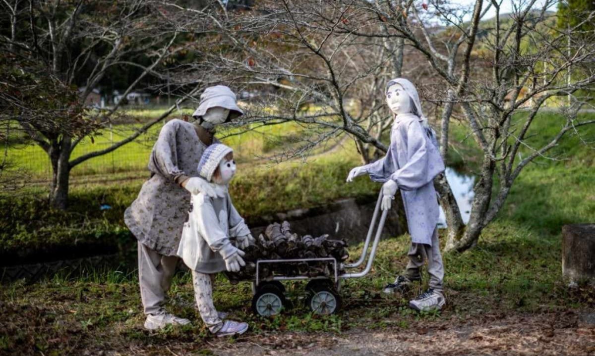 Bonecos na vila de Ichinono, uma das "aldeias de fantoches" do Japão criada para amenizar os sentimentos de solidão devido ao despovoamento
       -  (crédito: Philip FONG / AFP)