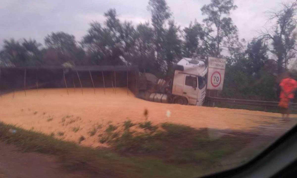 Carreta carregada de milho tombou na pista da BR-040 e fechou rodovia -  (crédito: Redes Sociais)