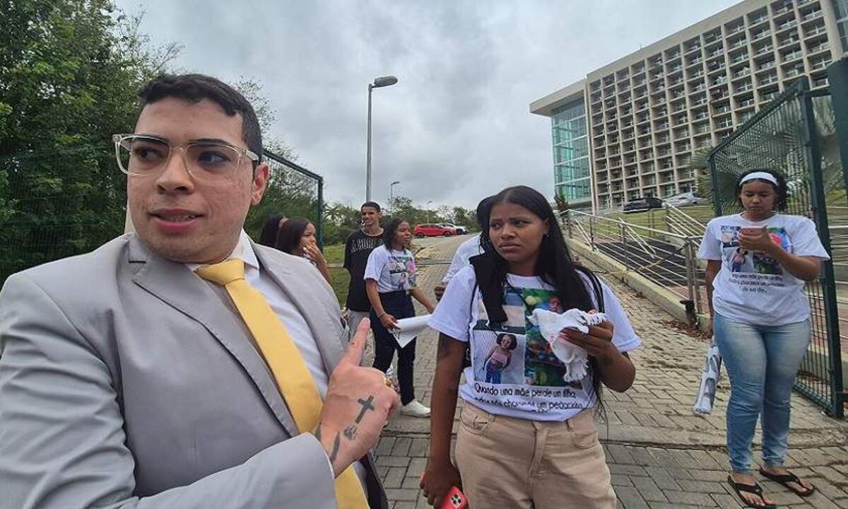 O assistente de acusação Bruno Torres e Evelin (C), mãe de Heitor, que chora o tempo todo, na frente do Fórum de Ribeirão das Neves -  (crédito: Jair Amaral/EM/D. A. Press)